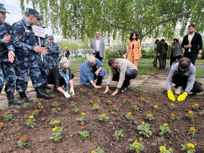 Аллея Памяти и Клумба мира